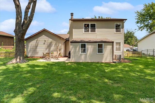 320 Fieldcrest Drive, Belleville, IL 62226