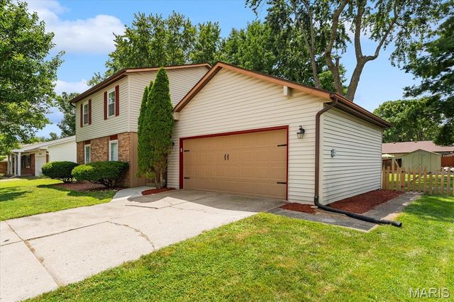 320 Fieldcrest Drive, Belleville, IL 62226