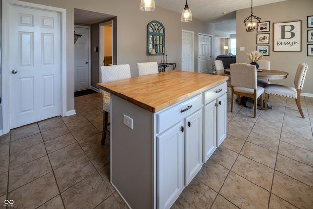 5825 Courtyard Crescent, Indianapolis, IN 46234