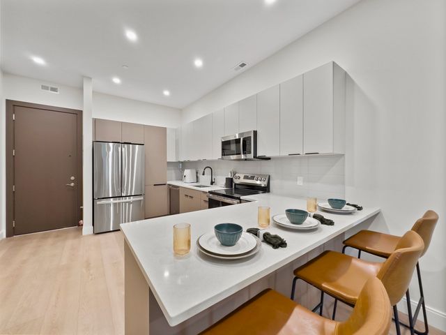 123 Essex 303, Lawrence, MA 01840