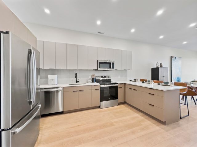 123 Essex 303, Lawrence, MA 01840