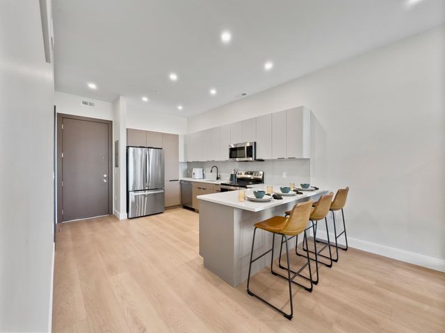 123 Essex 303, Lawrence, MA 01840