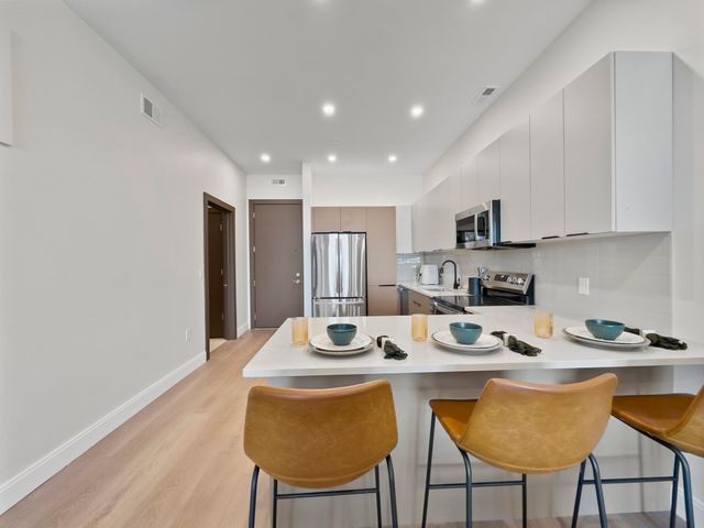 123 Essex 303, Lawrence, MA 01840