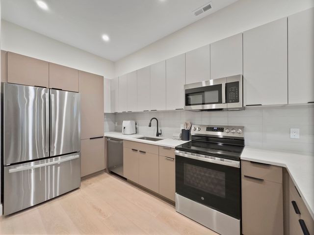 123 Essex 303, Lawrence, MA 01840