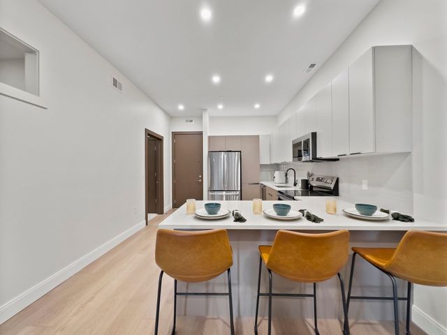 123 Essex 303, Lawrence, MA 01840