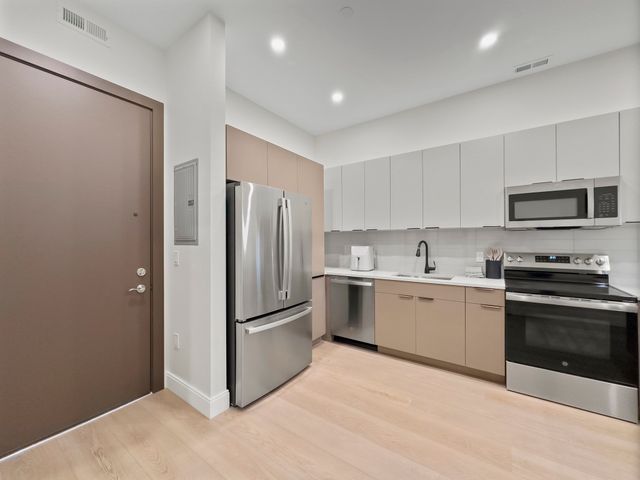 123 Essex 303, Lawrence, MA 01840