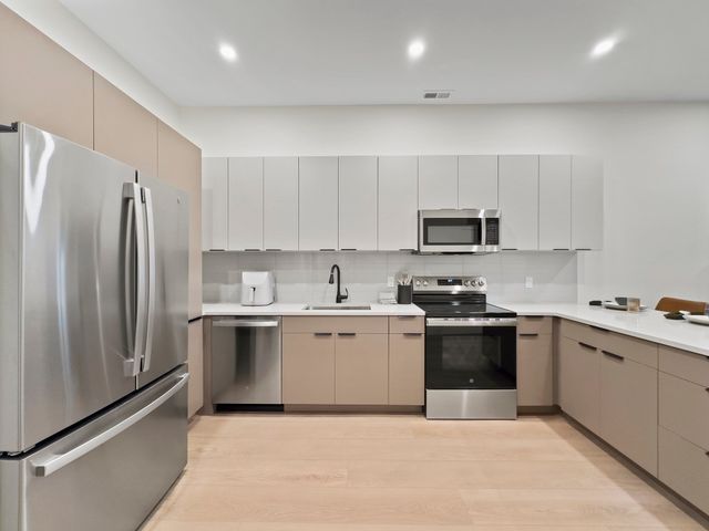 123 Essex 303, Lawrence, MA 01840