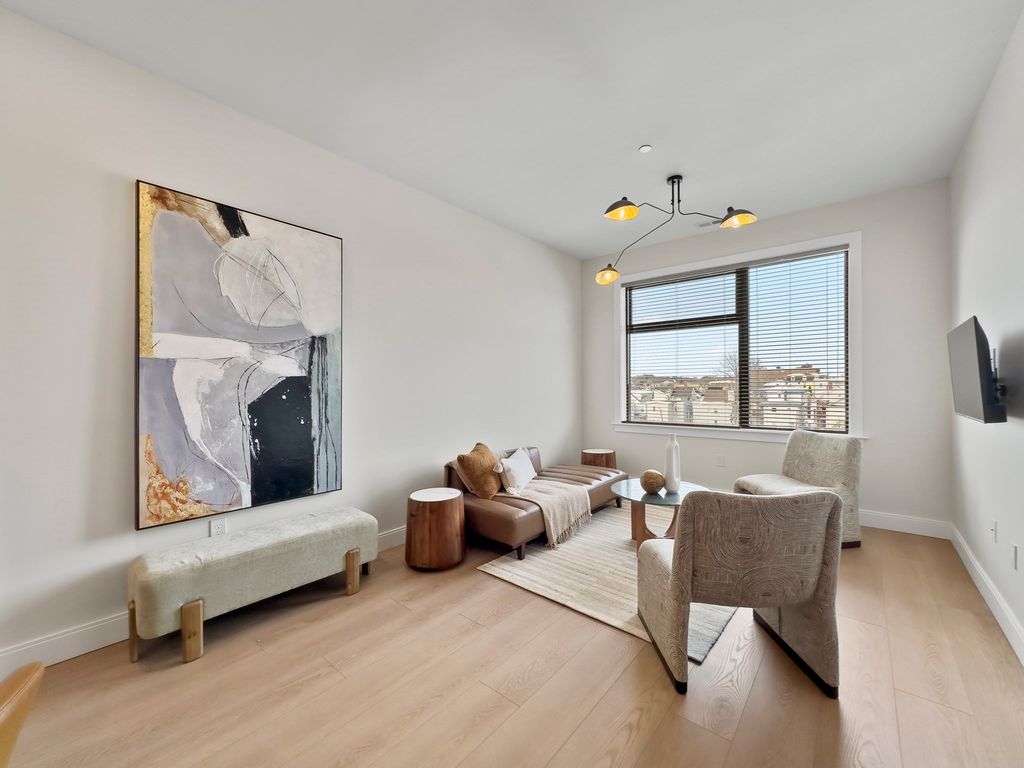 123 Essex 303, Lawrence, MA 01840