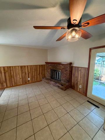 2441 S Westwood Avenue, Springfield, MO 65807