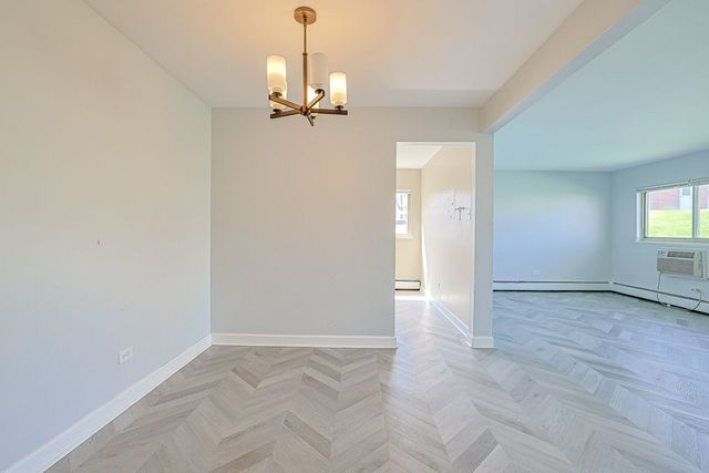 673 E Fullerton Avenue 105, Glendale Heights, IL 60139