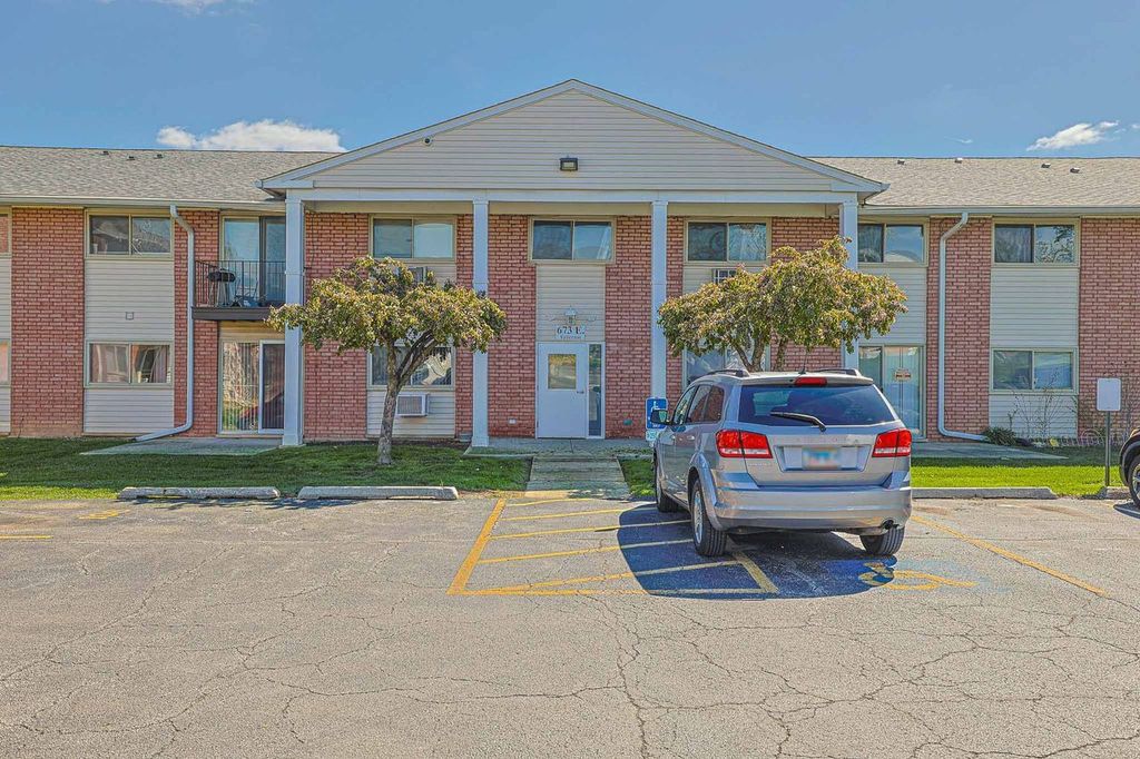 673 E Fullerton Avenue 105, Glendale Heights, IL 60139