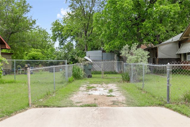 1216 3rd Street, Brownwood, TX 76801