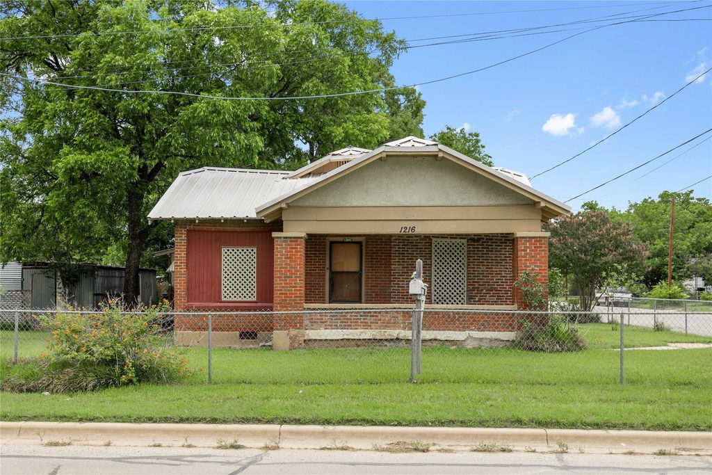 1216 3rd Street, Brownwood, TX 76801
