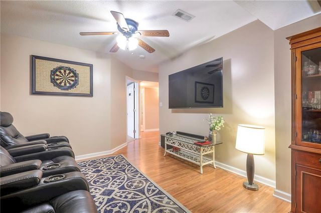 1121 N Old Mill Road, Independence, MO 64056