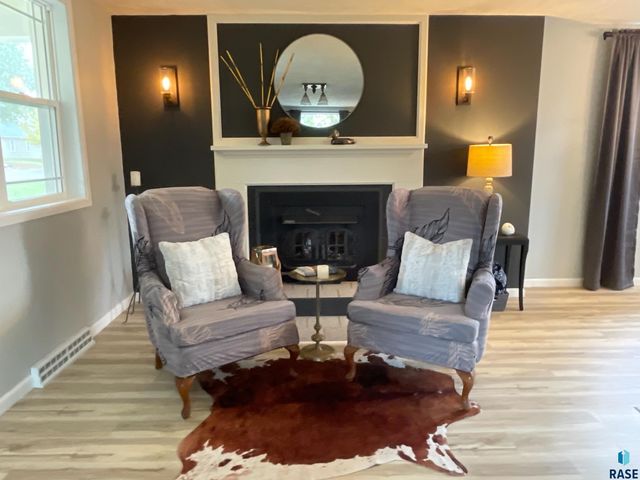 911 7th St Street, Springfield, SD 57062