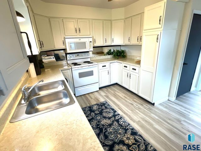 911 7th St Street, Springfield, SD 57062