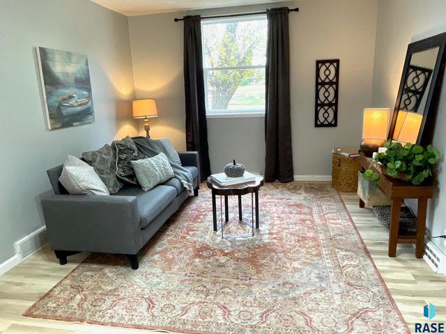 911 7th St Street, Springfield, SD 57062