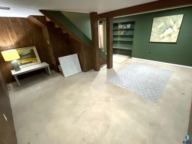 911 7th St Street, Springfield, SD 57062