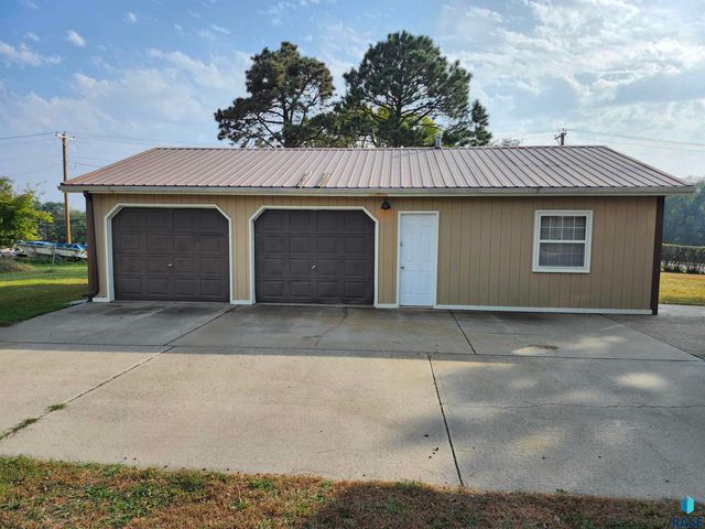 911 7th St Street, Springfield, SD 57062