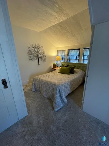 911 7th St Street, Springfield, SD 57062