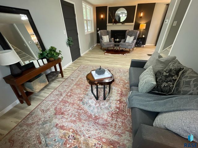 911 7th St Street, Springfield, SD 57062