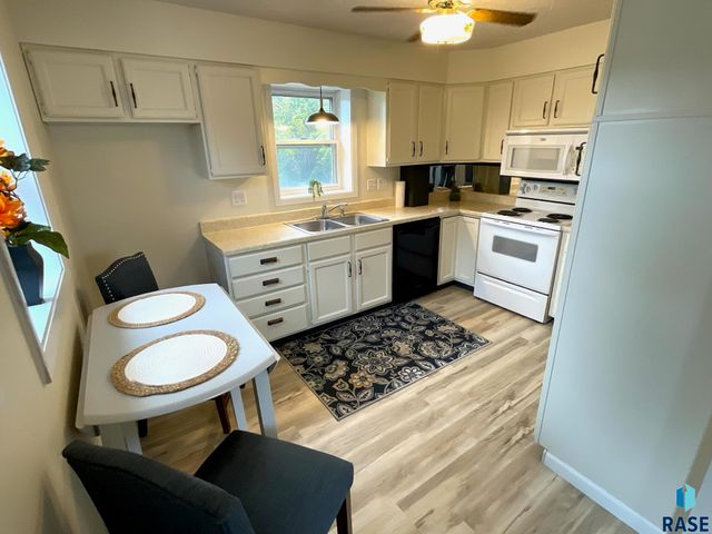 911 7th St Street, Springfield, SD 57062