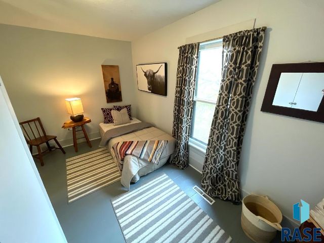 911 7th St Street, Springfield, SD 57062