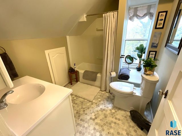 911 7th St Street, Springfield, SD 57062