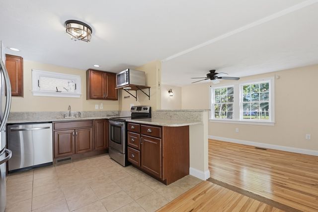 116 Lakeshore Dr, Blackstone, MA 01504