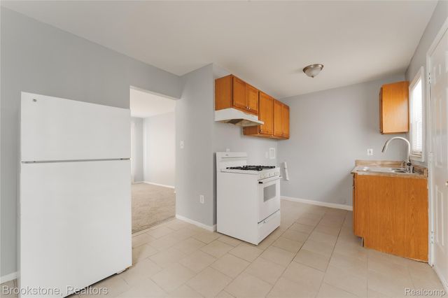 694 Emerson Avenue, Pontiac, MI 48340