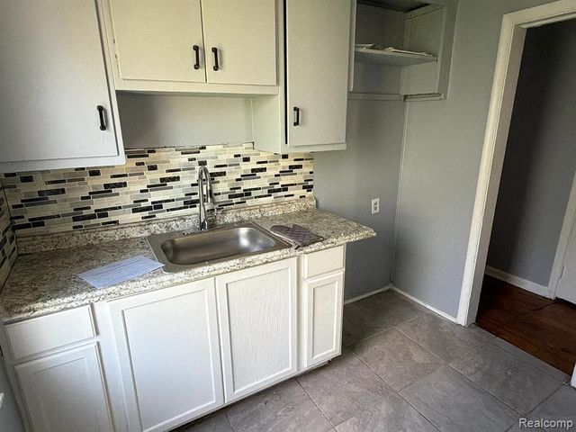 8661 Auburn, Detroit, MI 48228