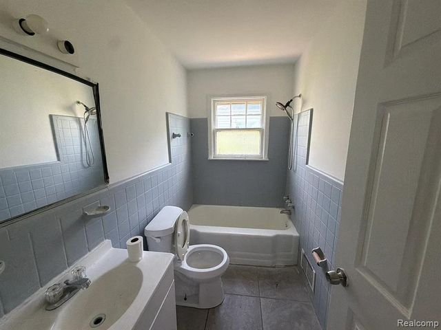 8661 Auburn, Detroit, MI 48228