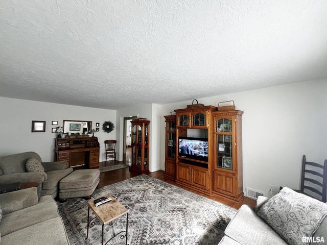 10105 W KNOX Street, Edwards, IL 61528