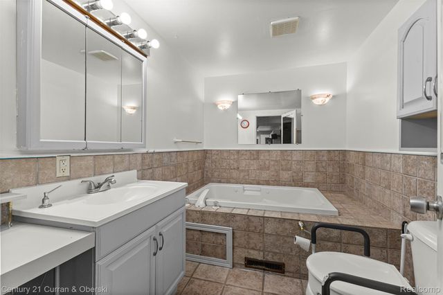 29055 Pennsylvania Road, Romulus, MI 48174