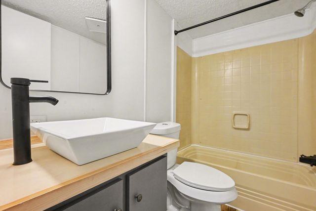 68544 County Road 372, Hartford, MI 49057