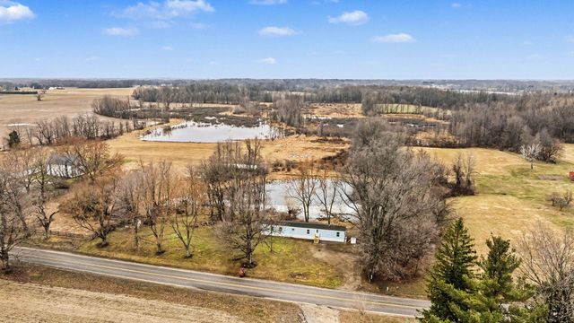 68544 County Road 372, Hartford, MI 49057