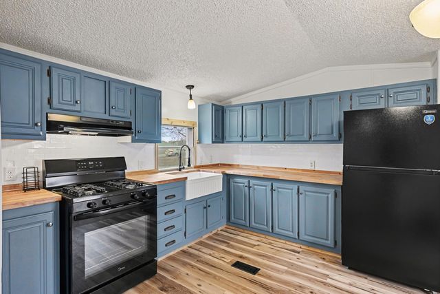 68544 County Road 372, Hartford, MI 49057