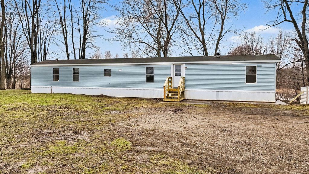 68544 County Road 372, Hartford, MI 49057