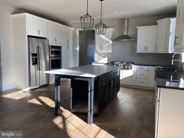 10 HOLCOMBE GROVE ROAD, Lambertville, NJ 08530
