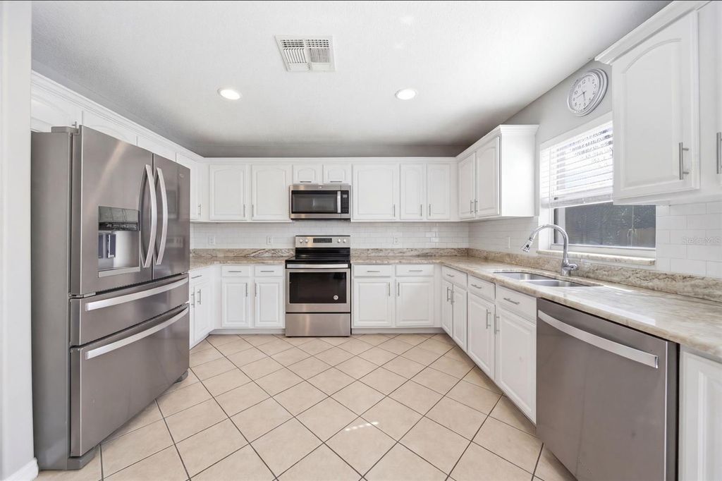 Image 11 of property listing at 411 ROBIN ROAD, Davenport, FL 33896