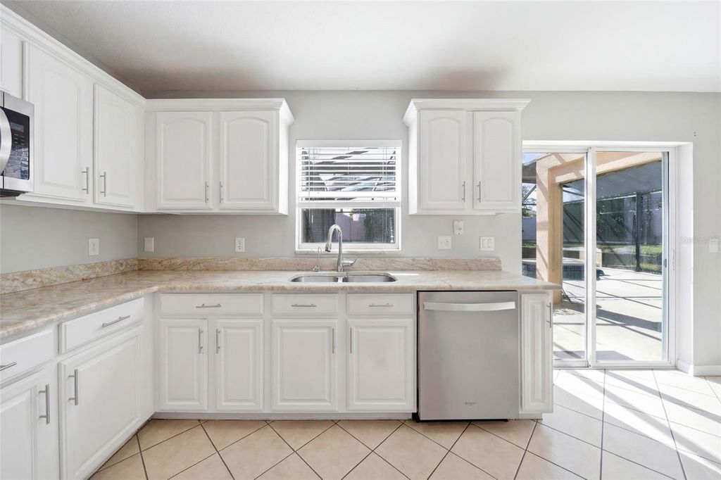 Image 12 of property listing at 411 ROBIN ROAD, Davenport, FL 33896