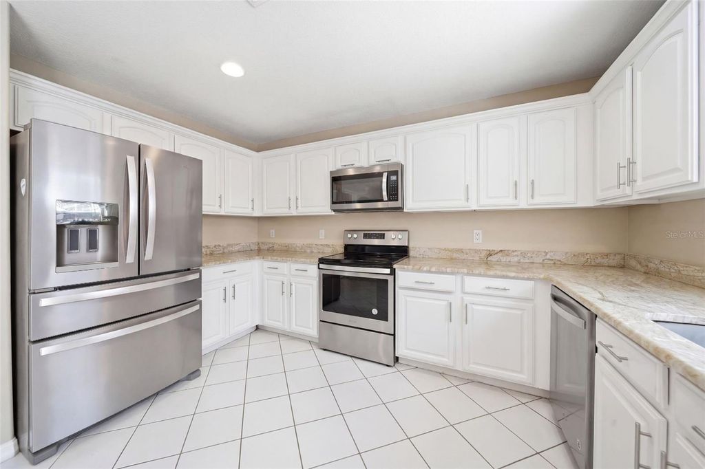 Image 13 of property listing at 411 ROBIN ROAD, Davenport, FL 33896