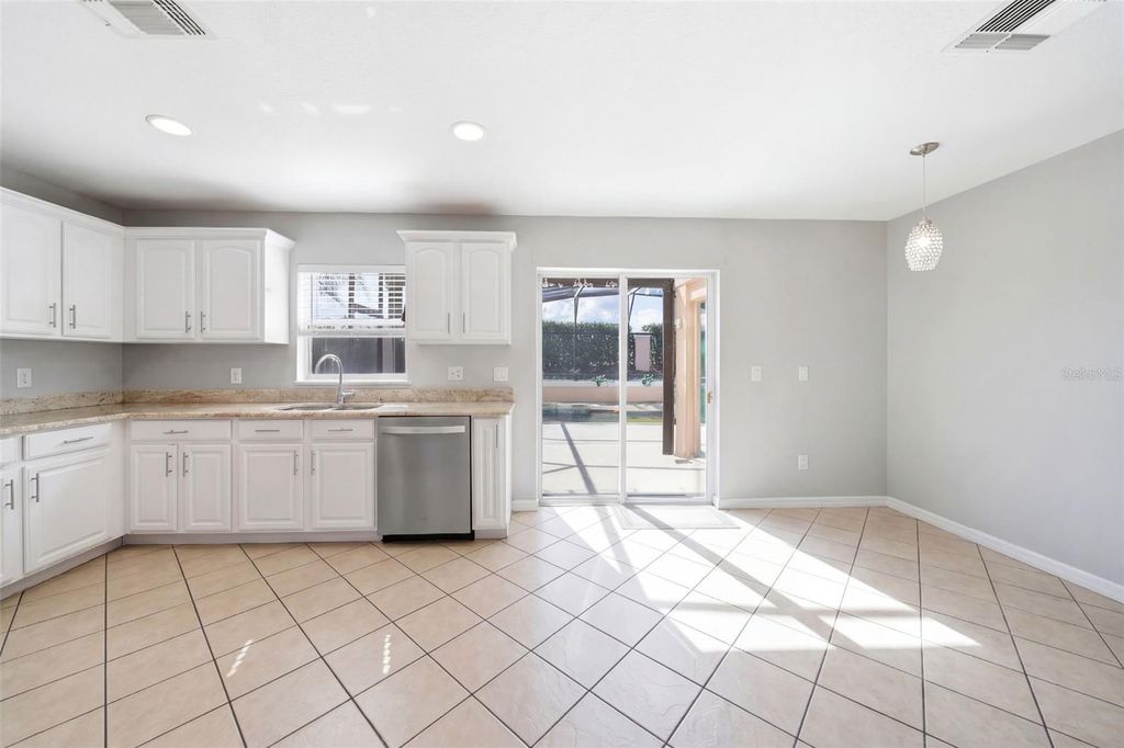 Image 14 of property listing at 411 ROBIN ROAD, Davenport, FL 33896