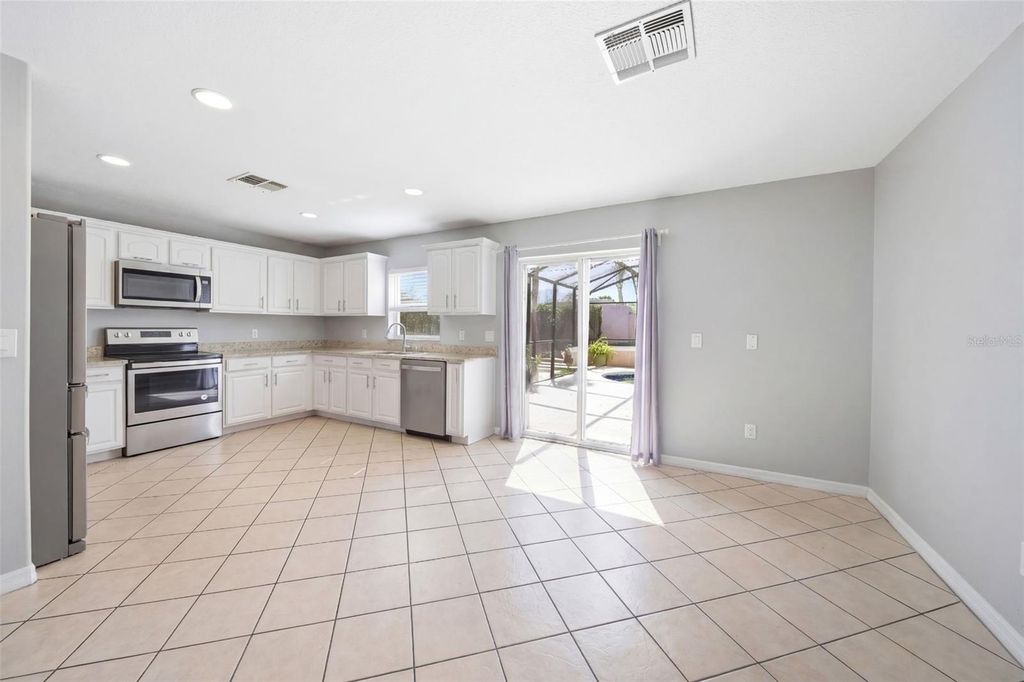 Image 15 of property listing at 411 ROBIN ROAD, Davenport, FL 33896