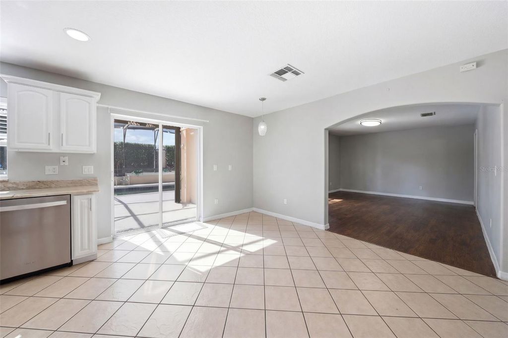 Image 16 of property listing at 411 ROBIN ROAD, Davenport, FL 33896