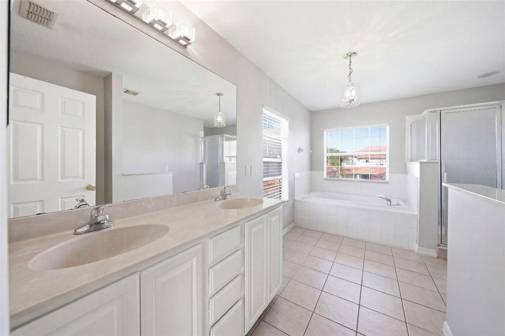 Image 25 of property listing at 411 ROBIN ROAD, Davenport, FL 33896