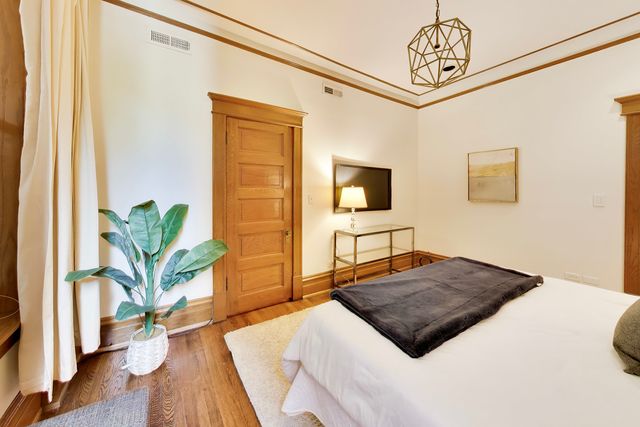 4004 N CLARENDON Avenue 2, Chicago, IL 60613
