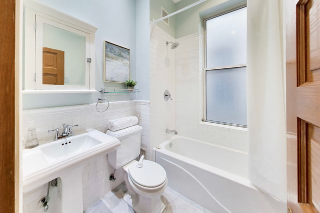 4004 N CLARENDON Avenue 2, Chicago, IL 60613