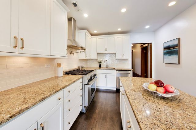 4004 N CLARENDON Avenue 2, Chicago, IL 60613