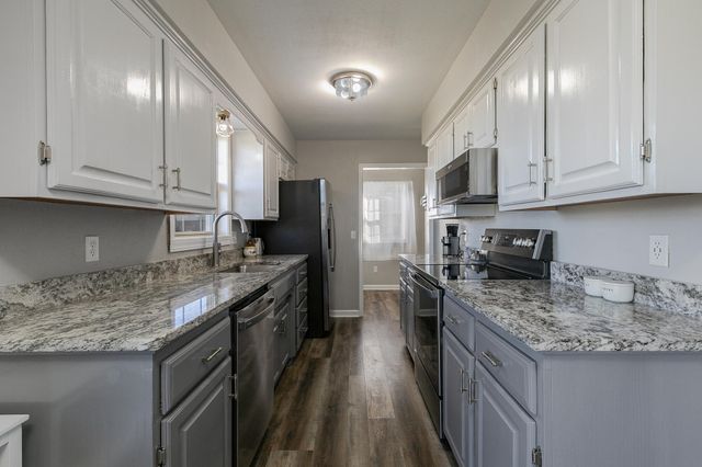 1341 W Pine Street, Bolivar, MO 65613